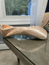Load image into Gallery viewer, New Mirella Whisper Pointe Shoes
