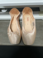 Load image into Gallery viewer, New Mirella Whisper Pointe Shoes
